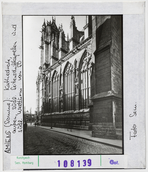 Vorschaubild Amiens: Kathedrale, südliche Seitenschiffkapellen und südlicher Westturm von Südosten 